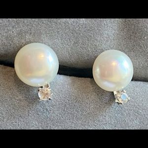 Helzberg Diamond Pearl and clear Faux diamond earrings. Sterling Silver stud.